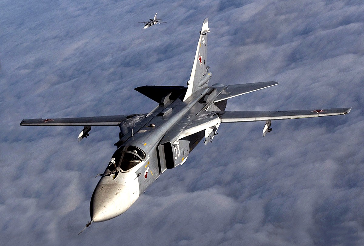 Российские бомбардировщики Су-24 возвращаются из Сирии