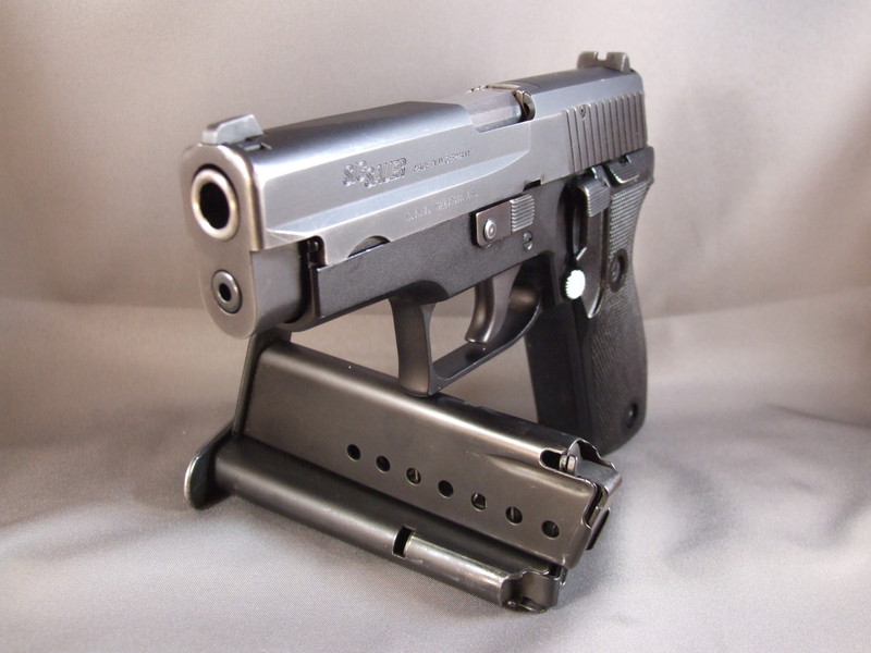 Штатный пистолет Германской полиции 1980-90 гг -  SIG-Sauer P 225