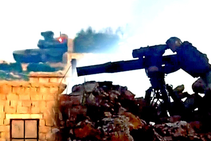 Сирийский Т-90 «принял на себя» 2 ракеты ПТРК: танк сгорел полностью