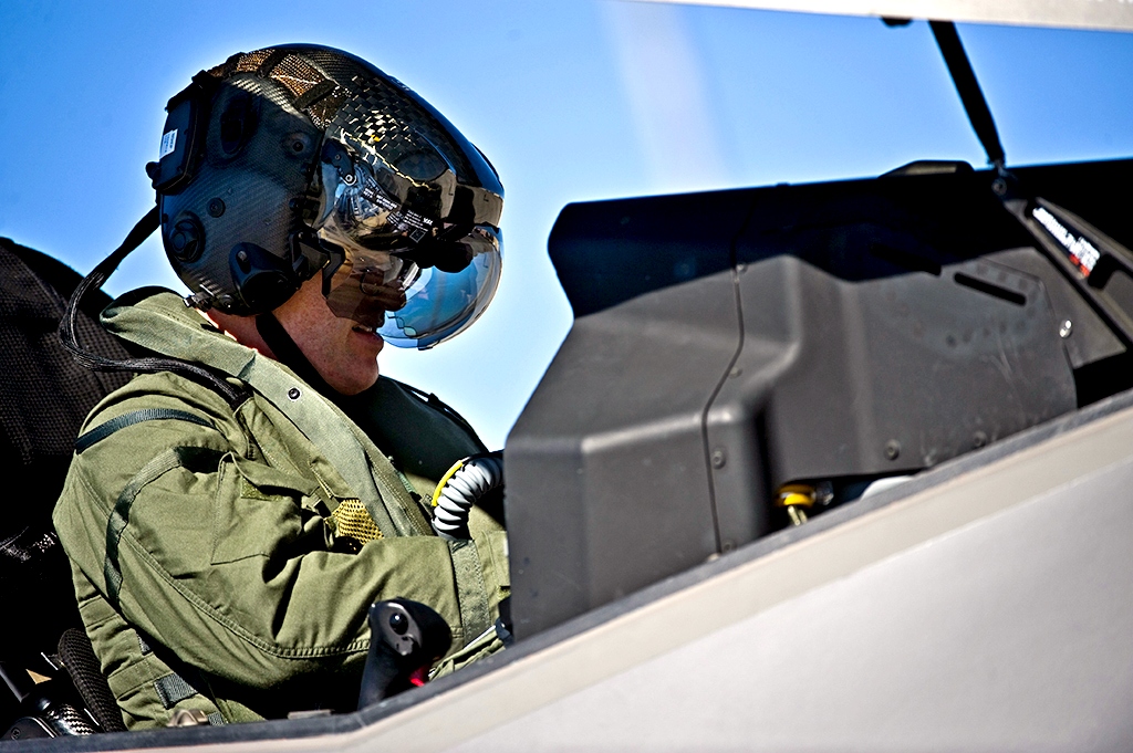 Летчики жестко бьются головой о кабину: Обнаружена еще одна проблема F-35