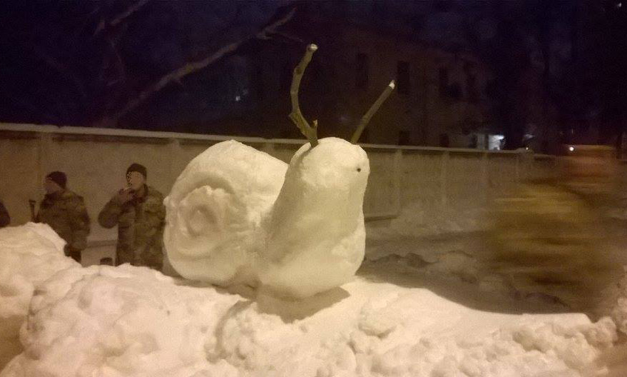 ВДВшников в Житомире заставили лепить автобусную остановку из снега