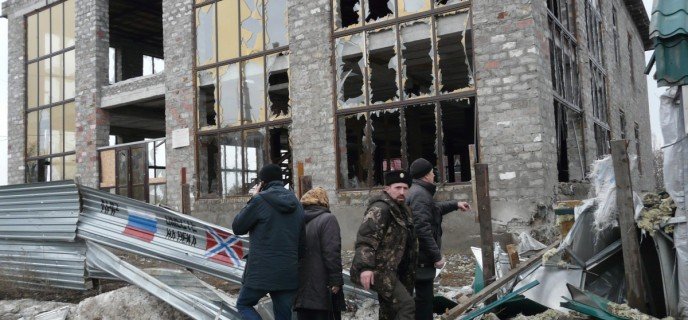 Власти Стаханова устраняют последствия обстрела Ирмино укронацистами