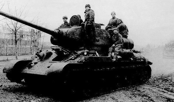 Две недели круговой обороны в застрявшем в болоте Т-34