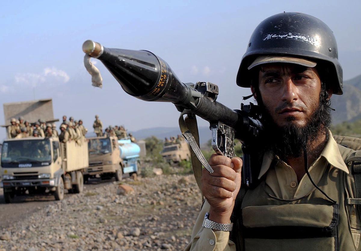 Трое военных подорвались на придорожной мине в Пакистане