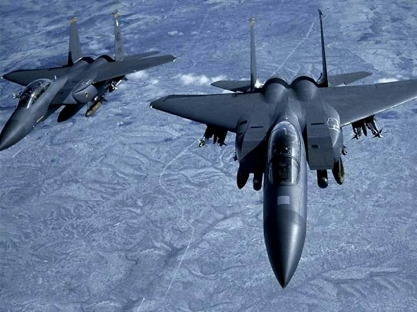 Два F-15 подняли для перехвата самолета недалеко от резиденции Трампа