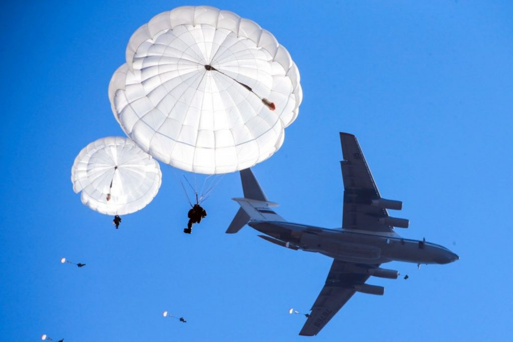 Будущих десантников научат прыгать с парашютом в виртуальной реальности
