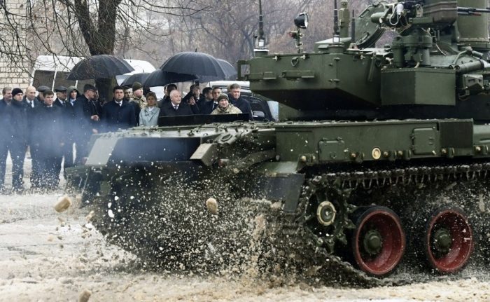 Перед Гройсманом похвастались самым быстрым «заднеприводным» танком в мире