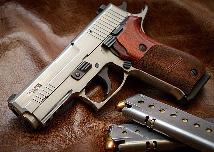 Пистолет 45-го калибра SIG-Sauer P220 Carr