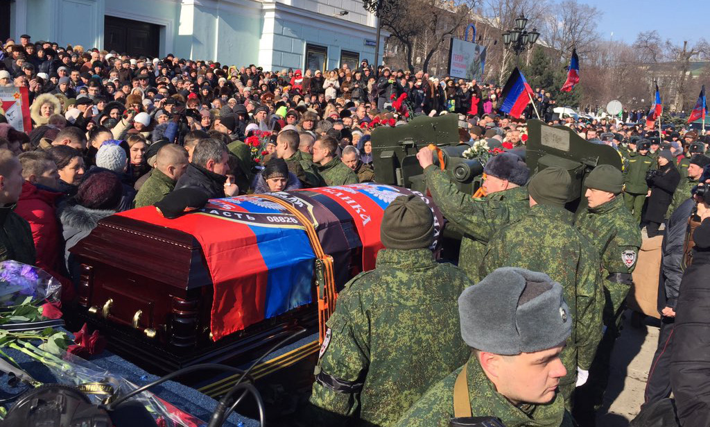 Донецк прощается с Гиви. За гробом легендарного комбата идут тысячи людей
