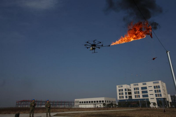 В Китае дрон с огнеметом приспособили к чистке линий электропередач