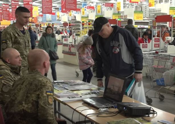 Пункты вербовки в ВСУ теперь и в супермаркетах Украины