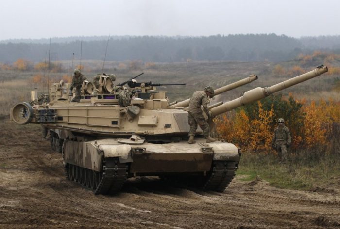 Бесполезный пафос: «танковый кулак» НАТО в Европе увяз на переправах