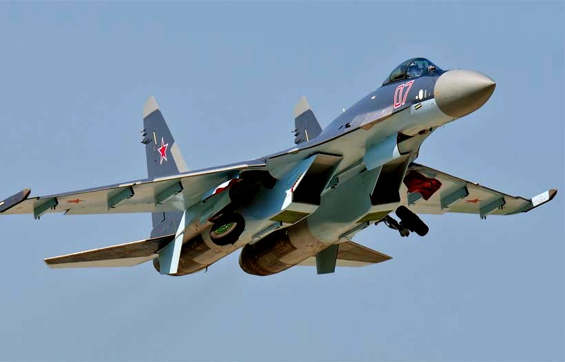 Новейшие истребители Су-30СМ и Су-35С провели воздушный «бой» в Приморье