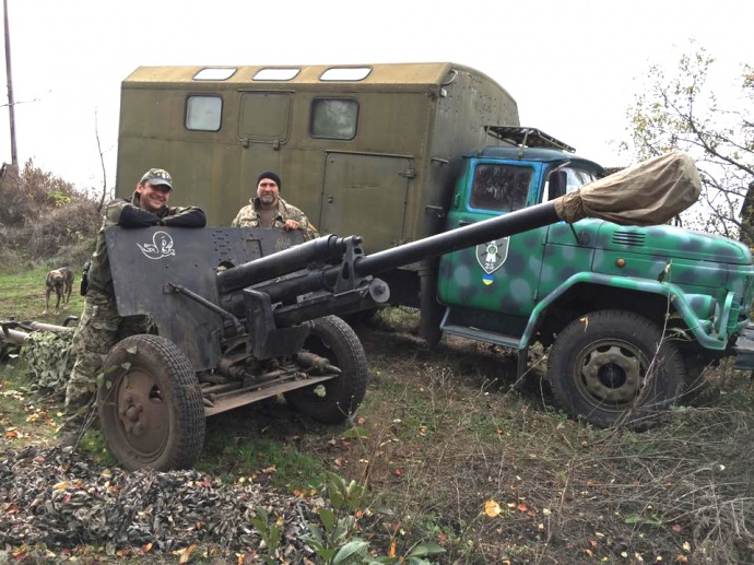 «Самая сильная армия»: ВСУ показали ЗИС-3 и пулемет «Максим» из курятника