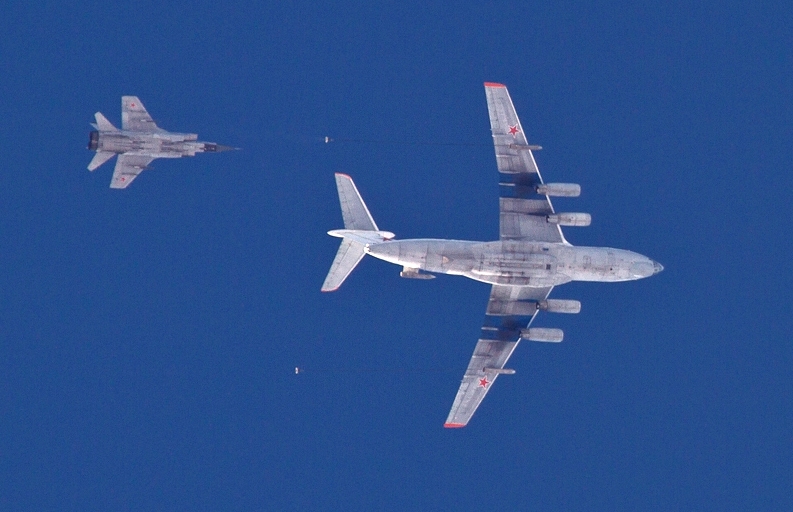 В небе над Липецком пилоты ВКС отрабатывают дозаправку в воздухе