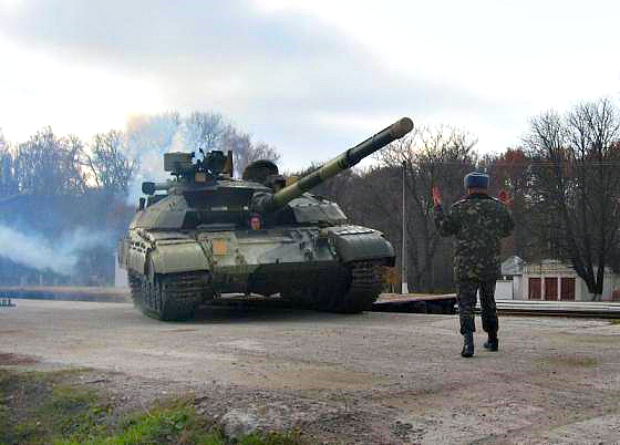 ВСУ готовятся к большой битве, стягивая новую партию танков Т-64 к Авдеевке