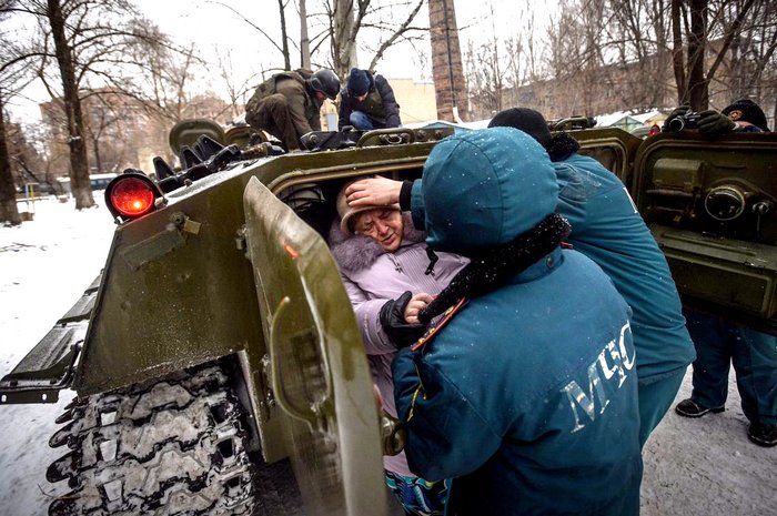 Гражданская война продолжается: жителей Донецка эвакуируют на БТРах