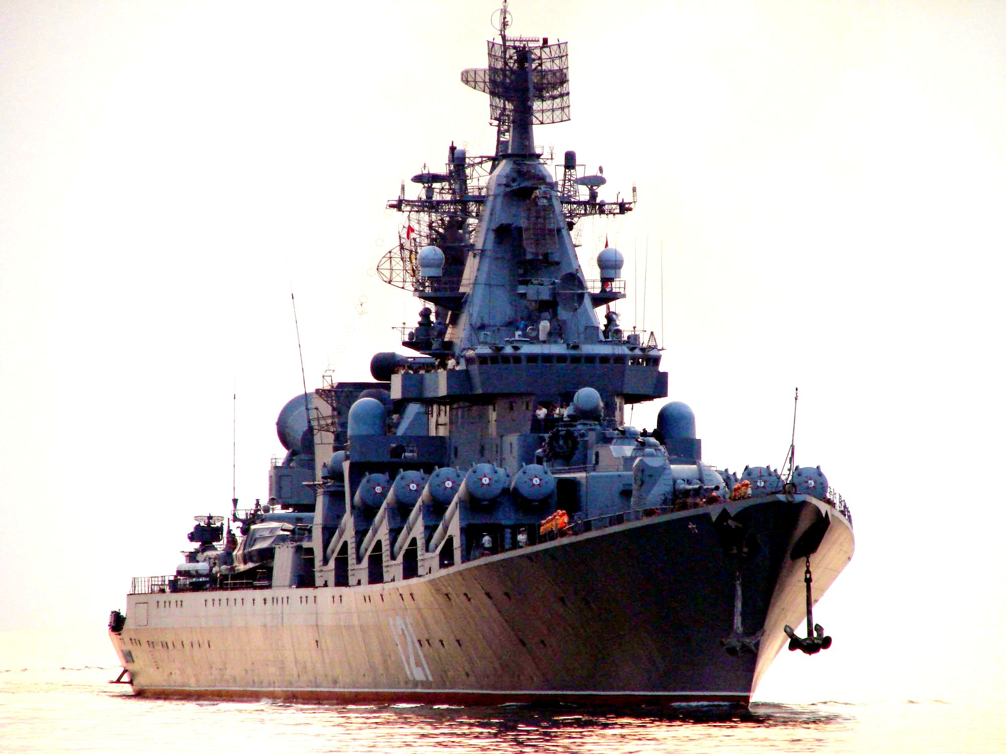 Модернизированный крейсер «Варяг» сбил авиабомбу