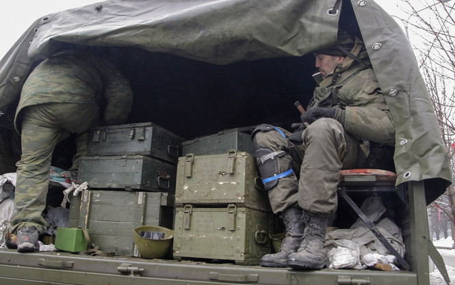 Киев завез в Донбасс 16 эшелонов с боеприпасами и направил военных