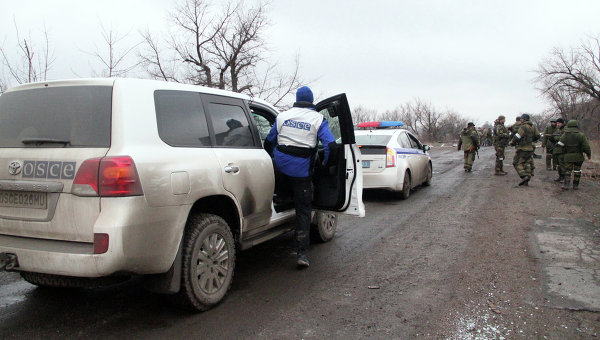 «Один быстрее другого»: жители Донецка засняли бегство ОБСЕ из города