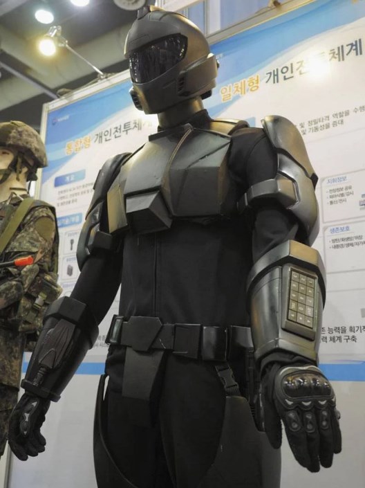 Южнокорейские разработчики показали свои экзоскелеты