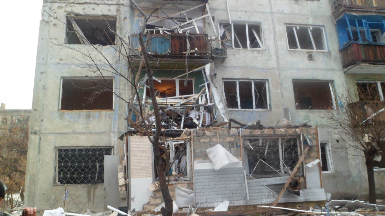 После ночного обстрела ВСУ пострадали более 10 жилых домов Стаханова