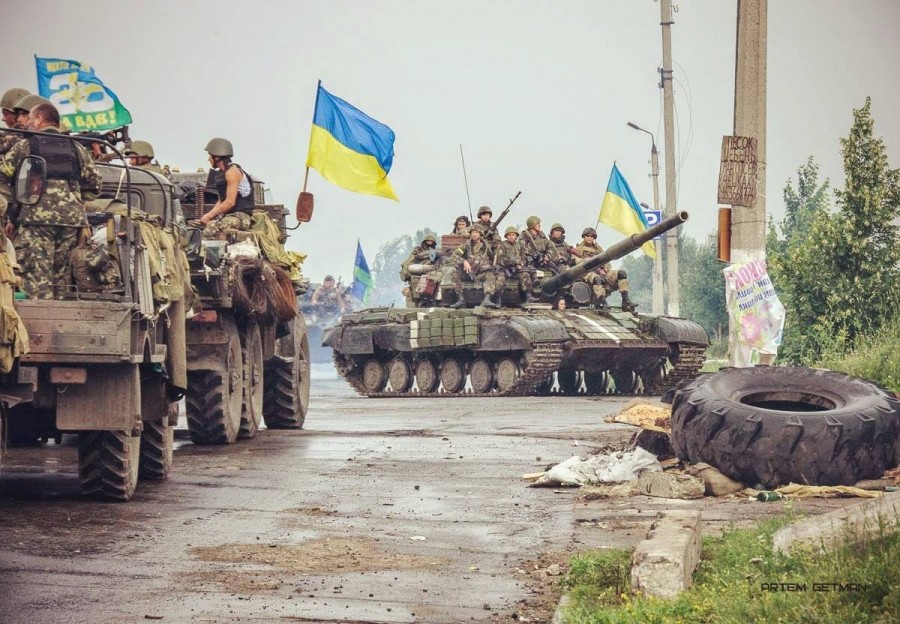 ВСУ стягивает бронетехнику и подразделения националистов к границам ЛНР