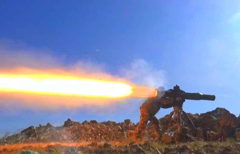 ПТУР боевиков пролетел между ног у сирийских военных, чудом никого не задев ПТУР боевиков пролетел между ног у сирийских военных, чудом никого не задев