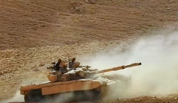 Боевики на захваченном Т-72 отбиваются от зашедших в Пальмиру бойцов Асада
