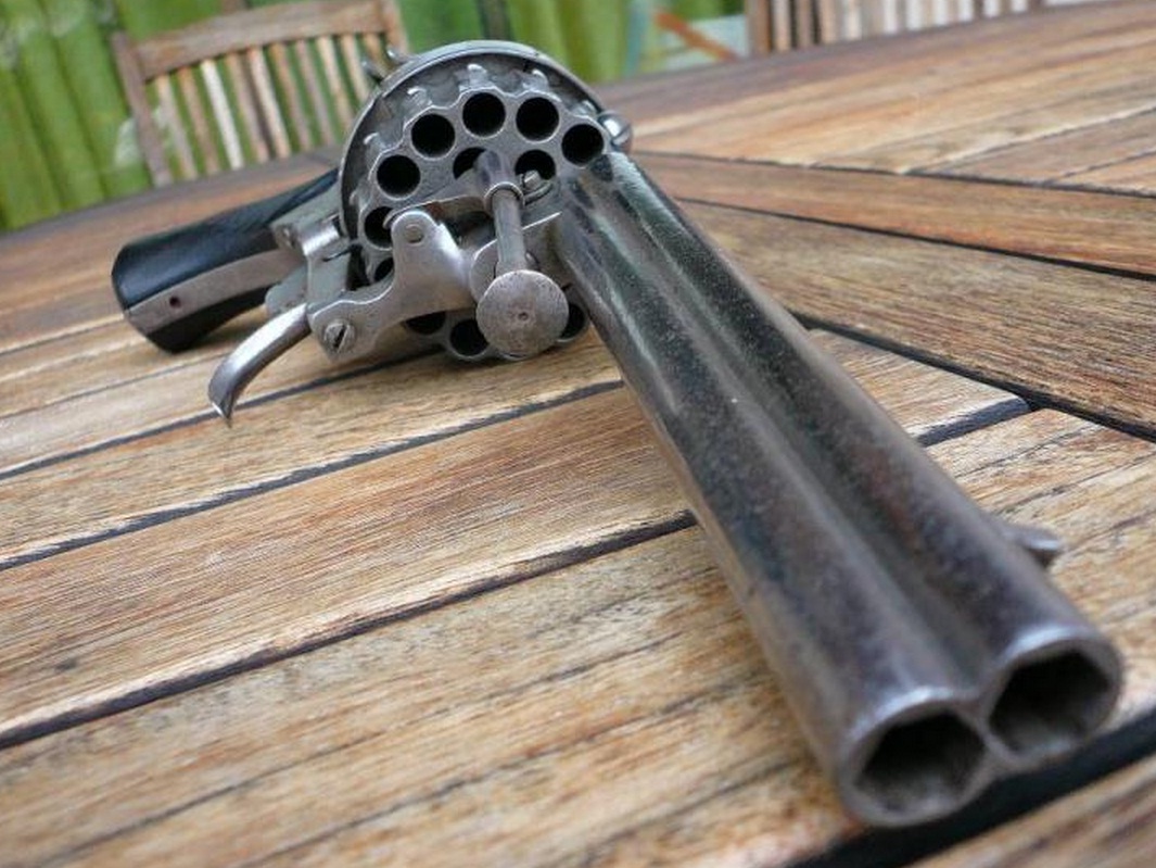 Двадцатизарядный двуствольный револьвер конструкции Лефоше