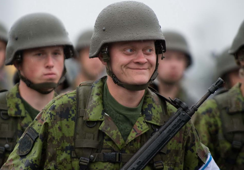 «Дедовщина в Прибалтике»: бойцы НАТО выселяют эстонских военных