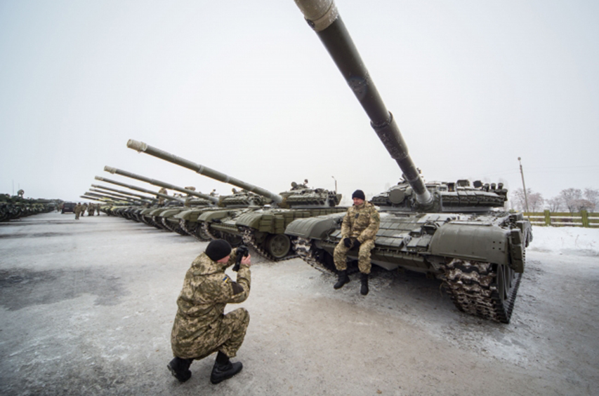 Националисты на танках и БТР окружают Донбасс