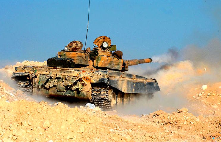 Сирийский танк эффектно смешал с песком «шахид-мобиль» боевиков Сирийский танк эффектно смешал с песком «шахид-мобиль» боевиков