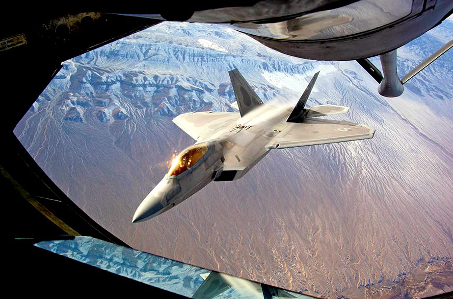«Они встретились впервые»: зачем F-22 берут на испуг русских «Медведей»
