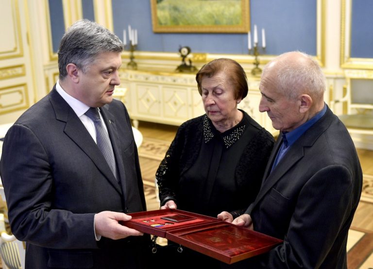 Порошенко признал, что только мёртвые правосеки делают Украину непобедимой