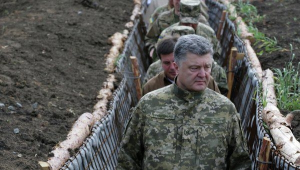 Порошенко назвал ситуацию на Донбассе «горячей войной»