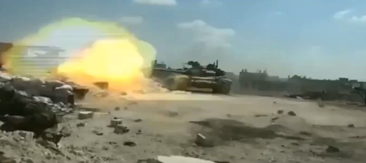 Правительственный Т-90А «обрабатывает» позиции боевиков в Северной Хаме