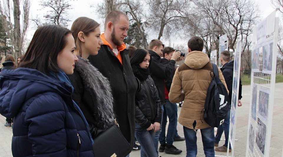 Молодежь Луганска фотовыставкой поздравила ВСУ с Днем дурака