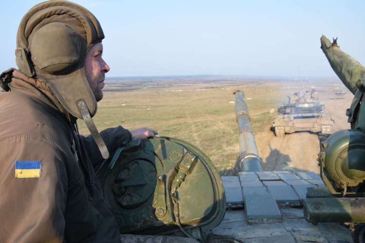 Против танков НАТО Киев выставил на биатлон полувековые советские машины