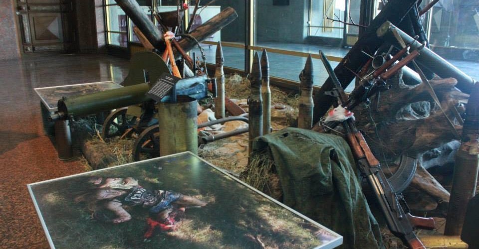 Фото убитых снарядом ВСУ жителей Горловки стало экспонатом киевского музея