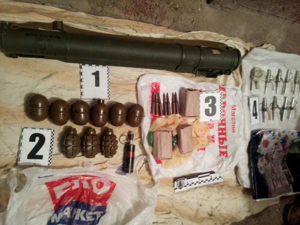 Кучно пошло: в регионах Украины обнаружены арсеналы "АТО"