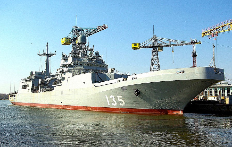 ВМФ готовится принять два новейших десантных корабля