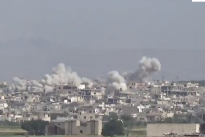 В сеть попали кадры интенсивного обстрела «Градами» пгт Кафр-Зита в Сирии