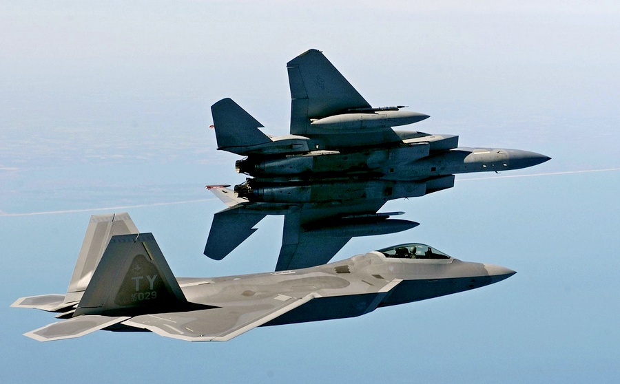 Cетецентрическое «звено» «F-22 — F-15» достигло оперативной боеготовности Cетецентрическое «звено» «F-22 — F-15» достигло оперативной боеготовности