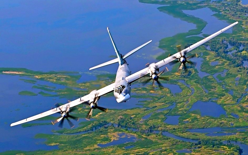 Опубликовано видео полета Ту-95МС у берегов Аляски в сопровождении Су-35