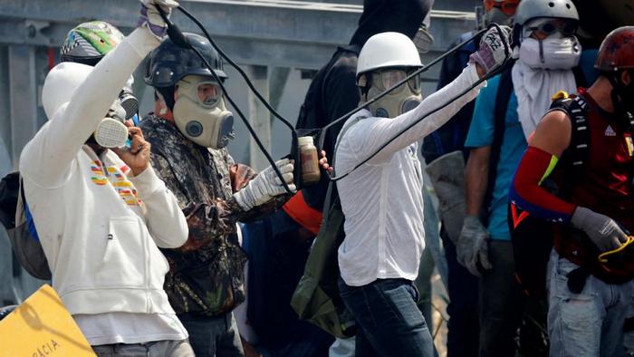 Венесуэльские манифестанты начали применять "биологическое оружие"