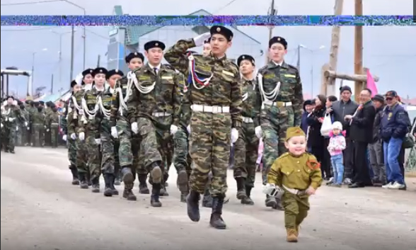 В якутском селе Ытыу-Кюель 2-летний Артур возглавил Парад Победы