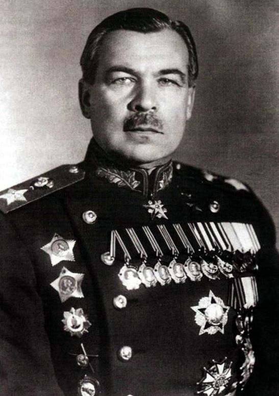 Жуков  под Москвой говорил другим командармам: «Упрись, как Говоров»