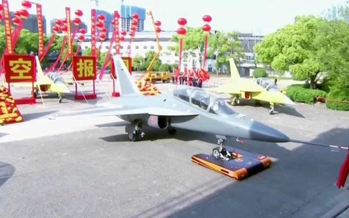 Учебно-боевой самолет Hongdu L-15B (Китай)