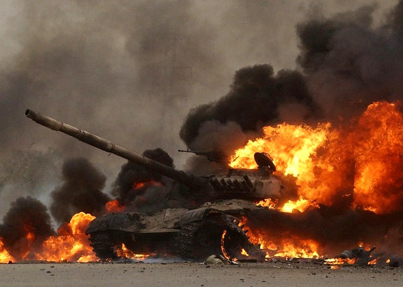 В кадр попало уничтожение сирийских танков ракетами ИГ